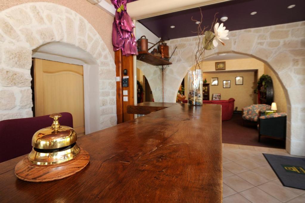 Logis Hotel Des Grands Vins Флёри Экстерьер фото